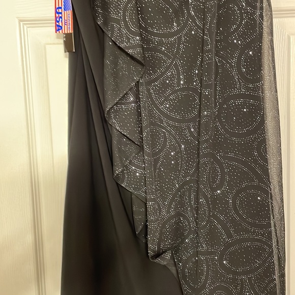 NWT Beautiful Sparkly Dress for a night out. Swoop back - Picture 7 of 14